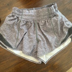Lululemon Hotty hot 2.5 low rise shorts, size 2 in gray.